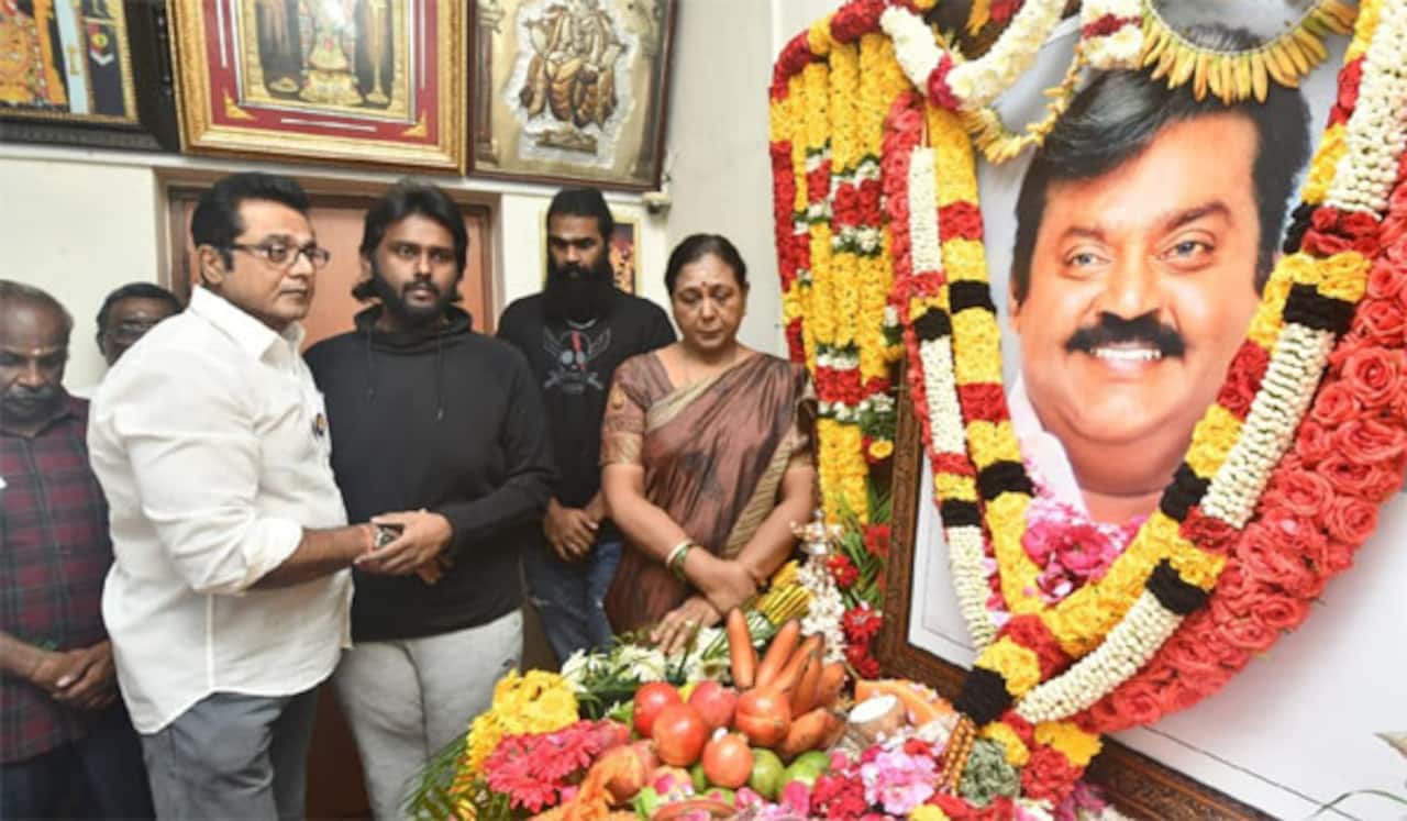 விஜயகாந்த்திற்கு கண்ணீர் மல்க அஞ்சலி செலுத்திய சரத்குமார்