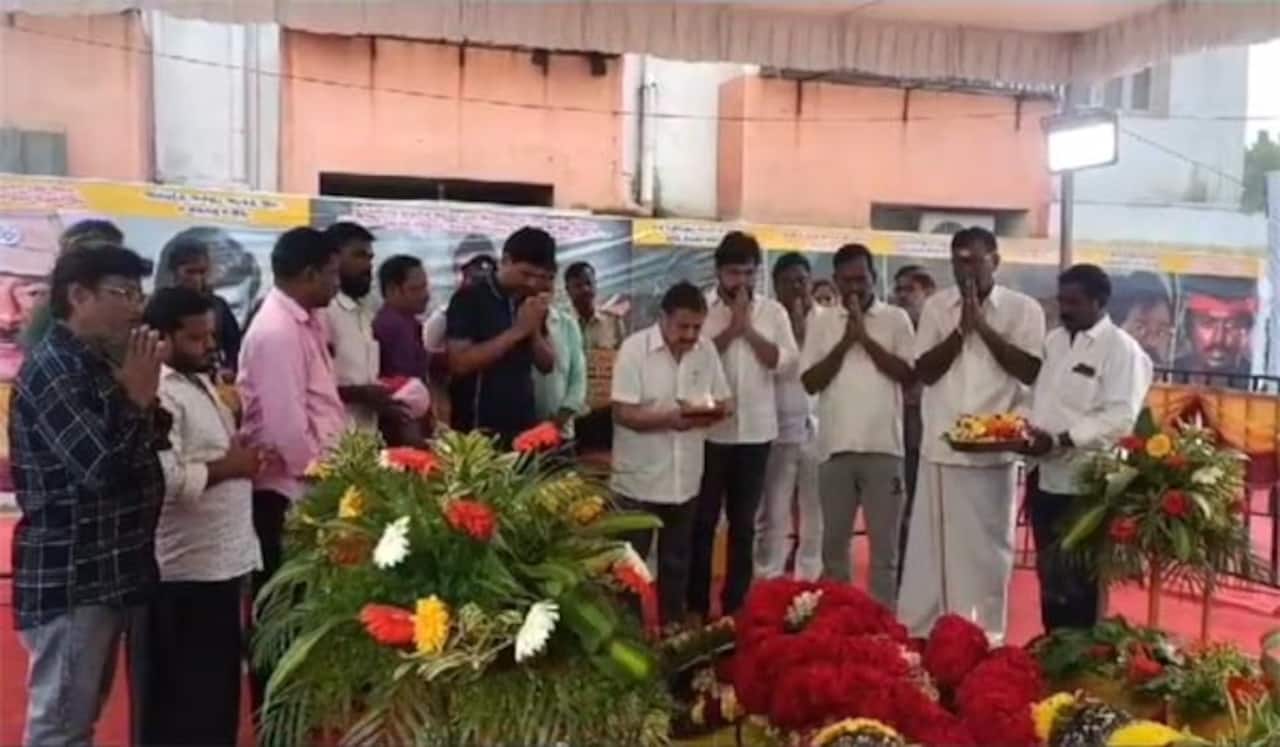 விஜயகாந்த் நினைவிடத்தில், கார்த்தி, சிவகுமார் கண்ணீர் அஞ்சலி