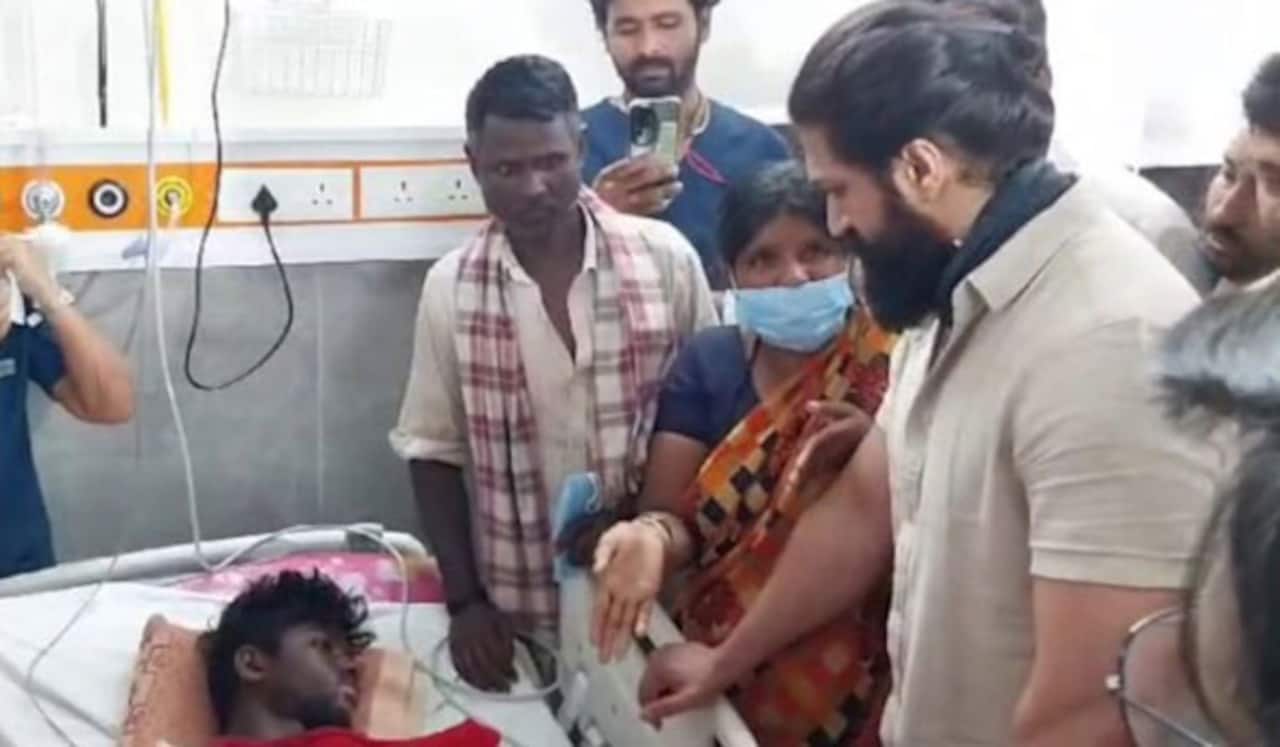 மின்சாரம் தாக்கி பலியான ரசிகர்களின் குடும்பத்திற்கு மகனாக இருப்பேன்: யஷ் கண்ணீர்