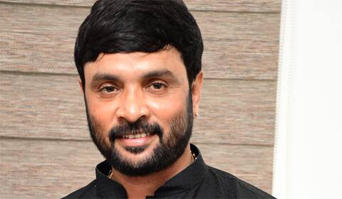 வாட்ஸ்-ஆப்ல் பாடல் உருவாகிறது!  ஆதங்கப்படுகிறார் கவிஞர் சினேகன்