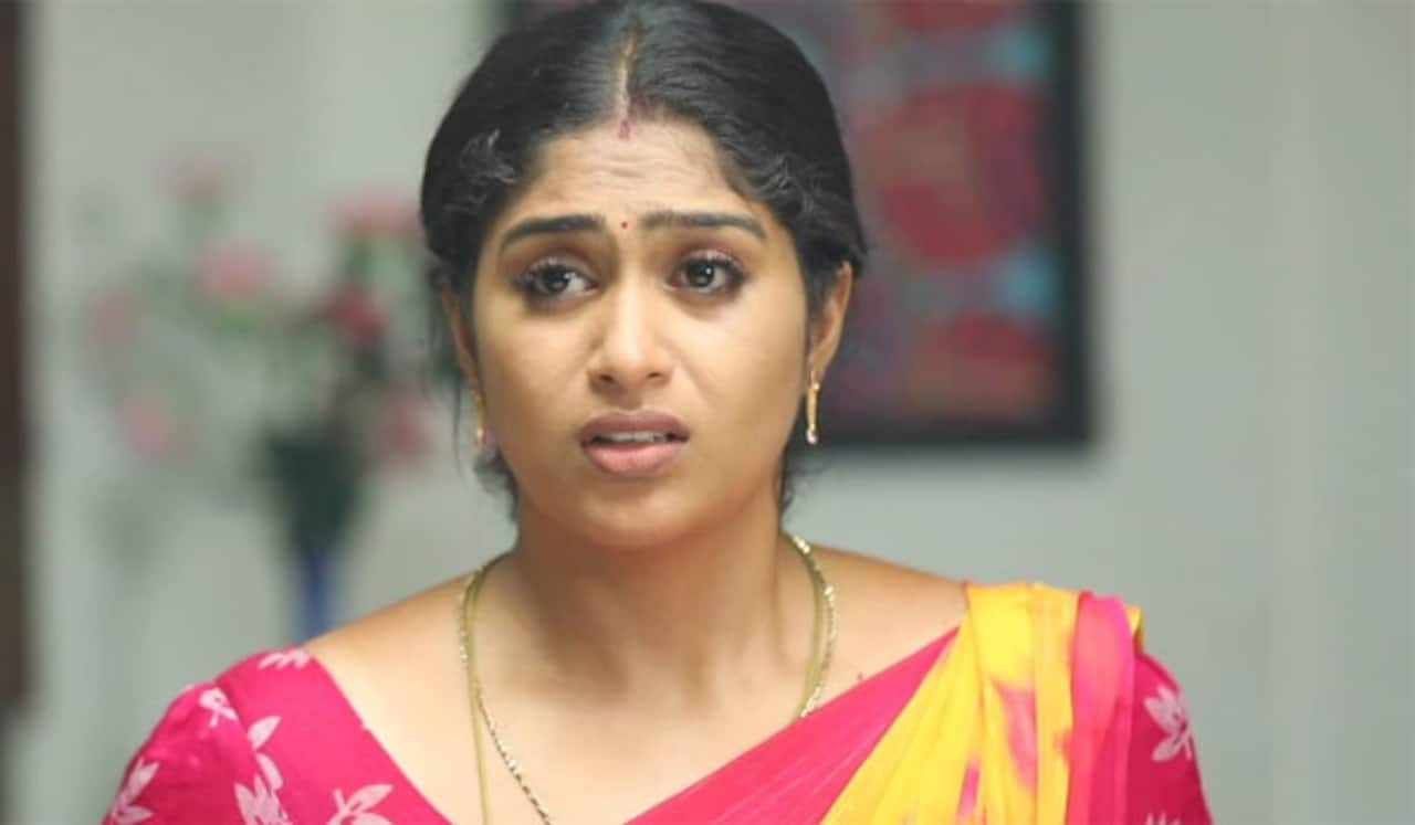 முத்தழகை சூழ்ந்து கொண்ட கிராமத்து பெண்கள்