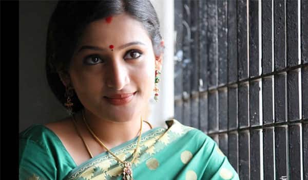 இலங்கையில் நேர்ந்த சங்கடம் :  சந்தோஷி வேதனை