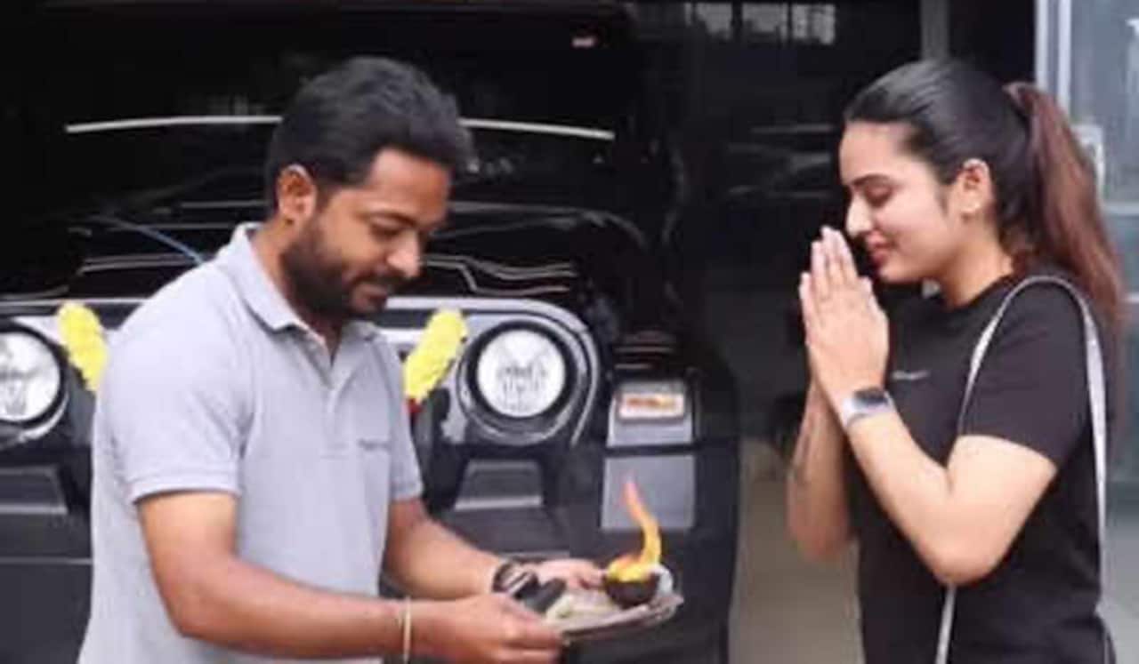 புதிதாக கார் வாங்கிய ஸ்ரீகோபிகா
