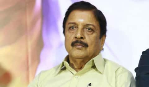 ஆசையாய் சால்வை கொடுத்த முதியவர் : வெறுப்புடன் வீசி எறிந்த நடிகர் சிவகுமார் : வலைதளங்களில் குவியும் கண்டனம்