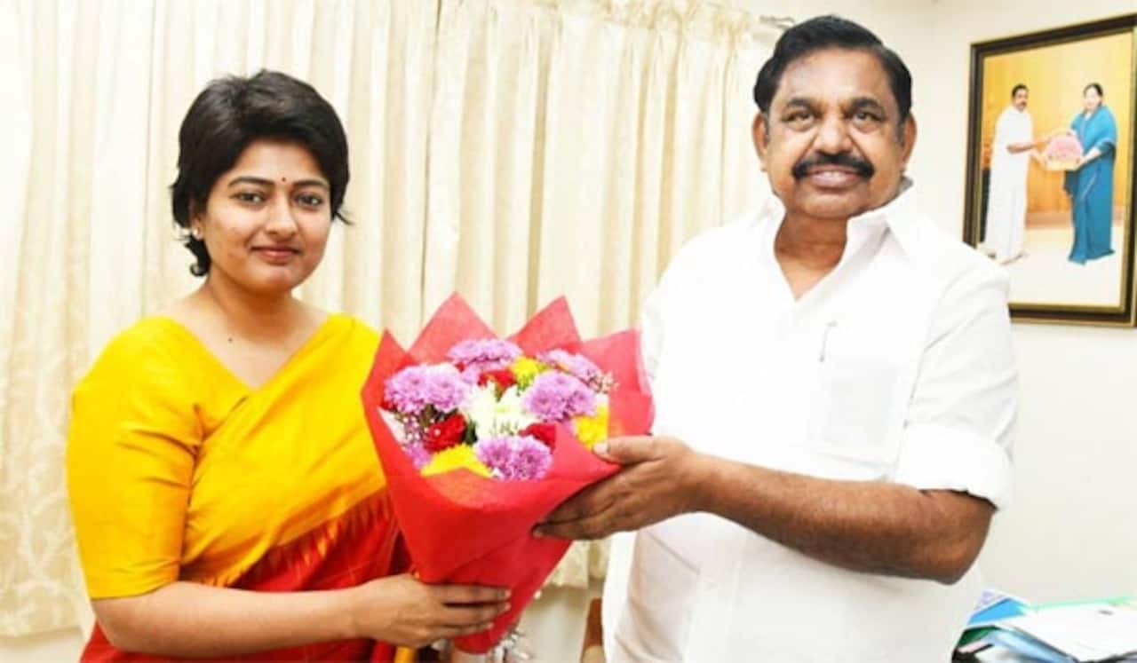 அதிமுகவின் மகளிரணி துணைச் செயலாளரான  நடிகை காயத்ரி ரகுராம்!