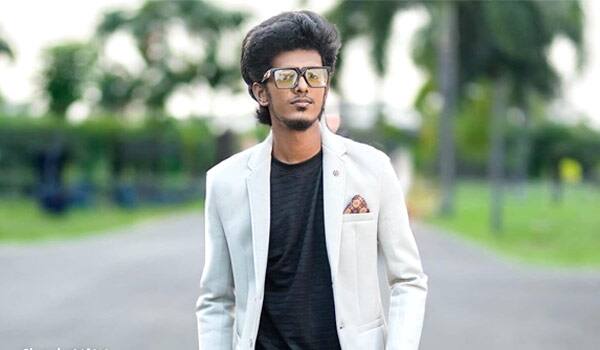 ஸ்டைலிஷ் லுக்கில் பாலா