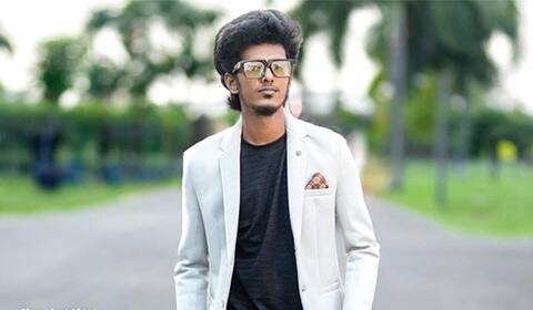 ஸ்டைலிஷ் லுக்கில் பாலா