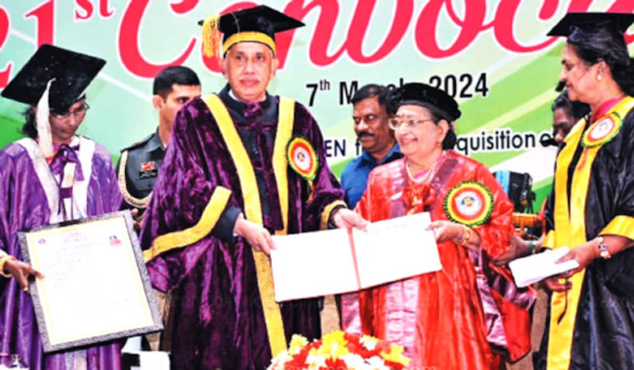 பி.சுசீலாவுக்கு டாக்டர் பட்டம் : திருப்பதி பல்கலைக்கழகம் வழங்கியது