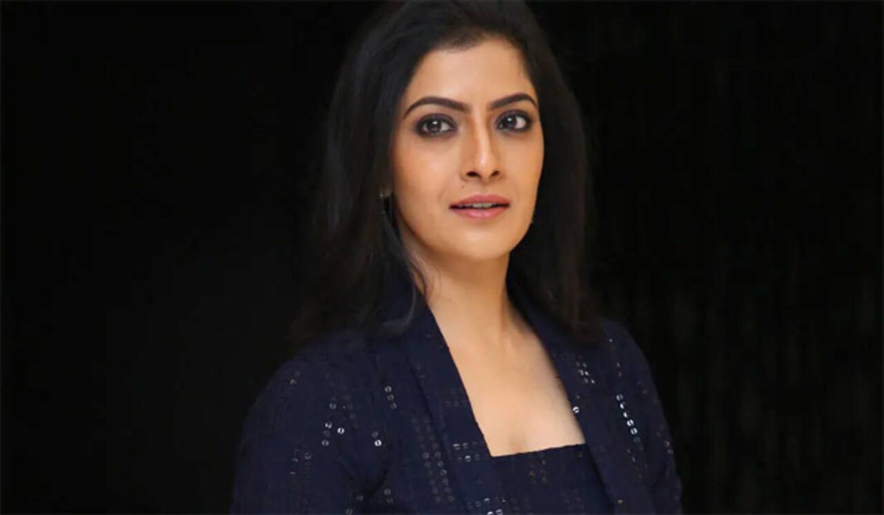 பொய் செய்திகள் பரப்புவதை நிறுத்துங்கள் - வரலட்சுமி
