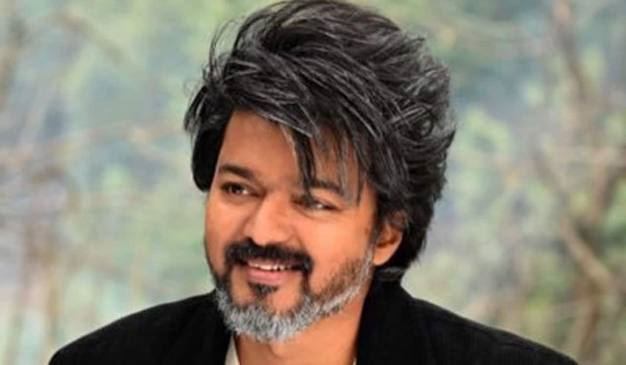 விமான நிலையத்தில் விஜய்யை பார்க்க படையெடுத்த கேரளத்து ரசிகர்கள்