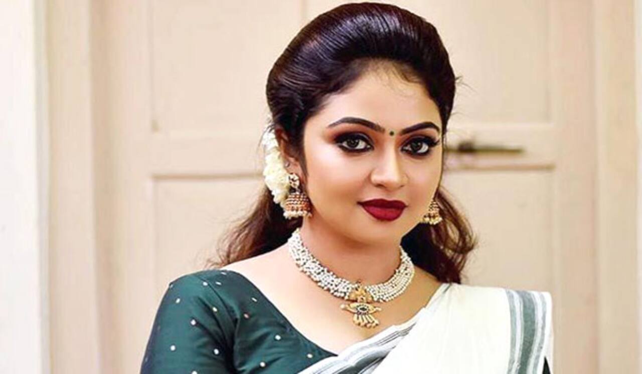 நடிகை அருந்ததி நாயர் விபத்தில் படுகாயம்