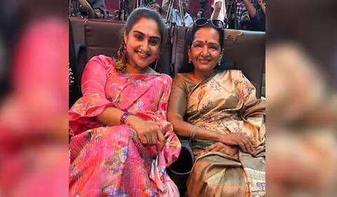 விஜய்யின் அம்மா ஷோபாவிடம் ஆசீர்வாதம் பெற்ற வனிதா விஜயகுமார்!
