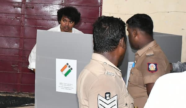 அரசியல் கட்சித் தலைவராக இருந்து விஜய் செய்தது சரியா ?