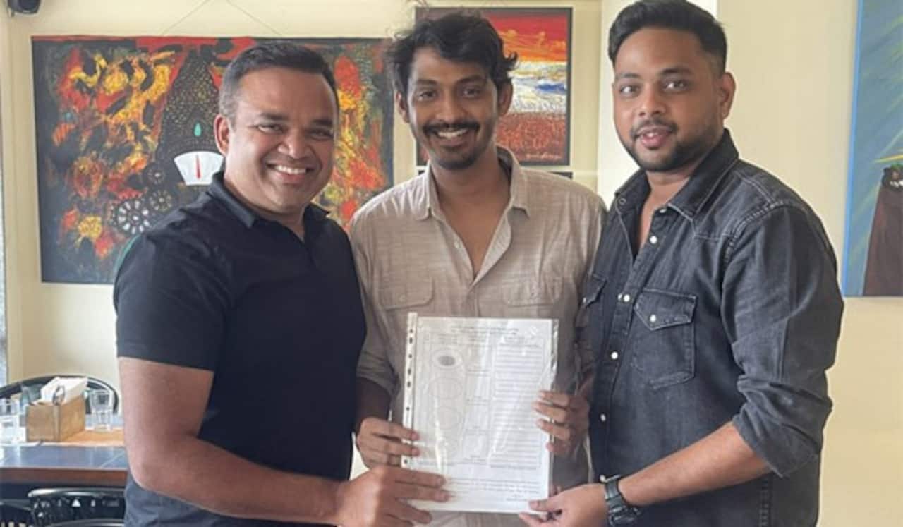 இயக்குனர் இளனுக்கு வீட்டு மனை பரிசளித்த தயாரிப்பாளர்