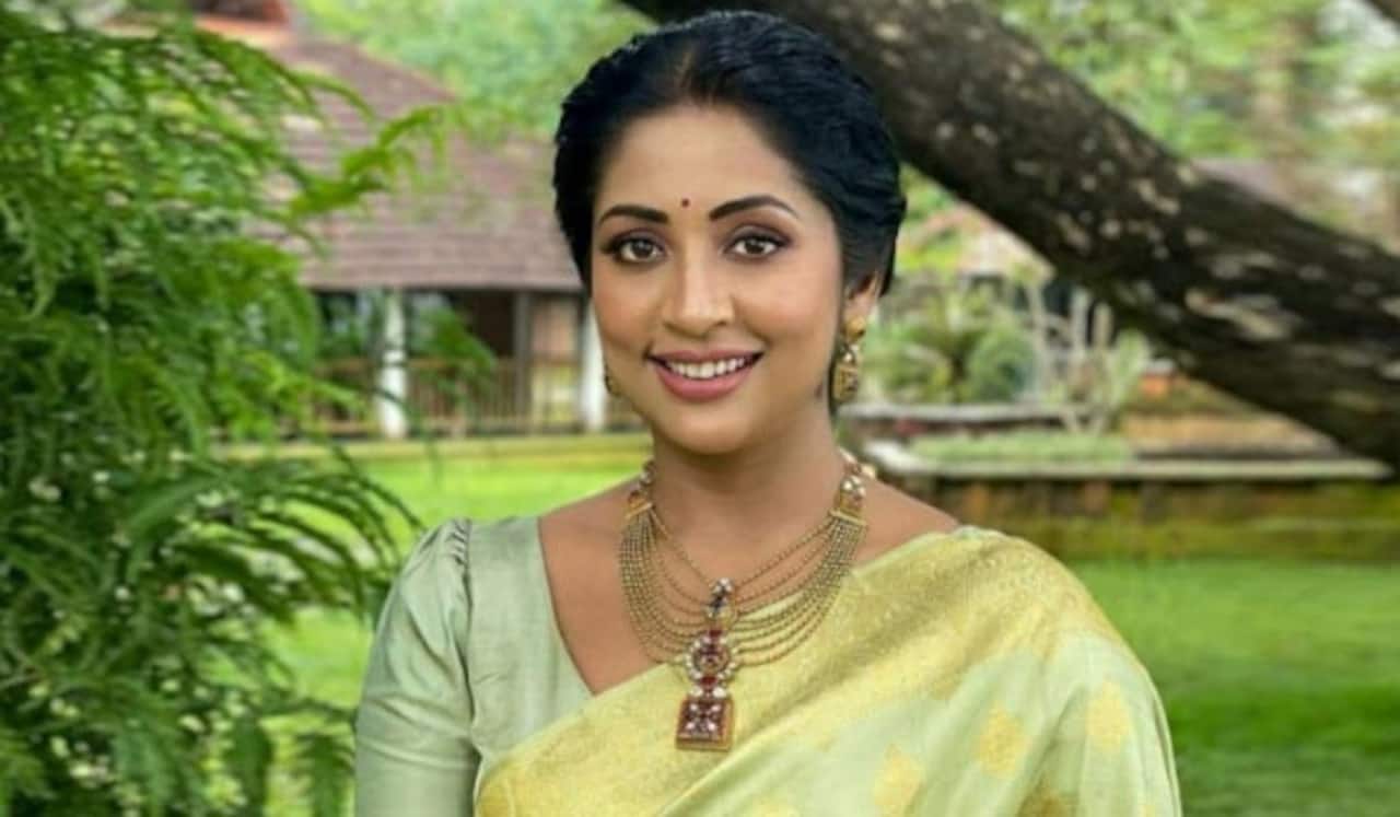 இல்லாத மகளைப் பற்றி மகன் கேட்டால் என்ன சொல்வேன்? - நவ்யா நாயர் கிண்டல்