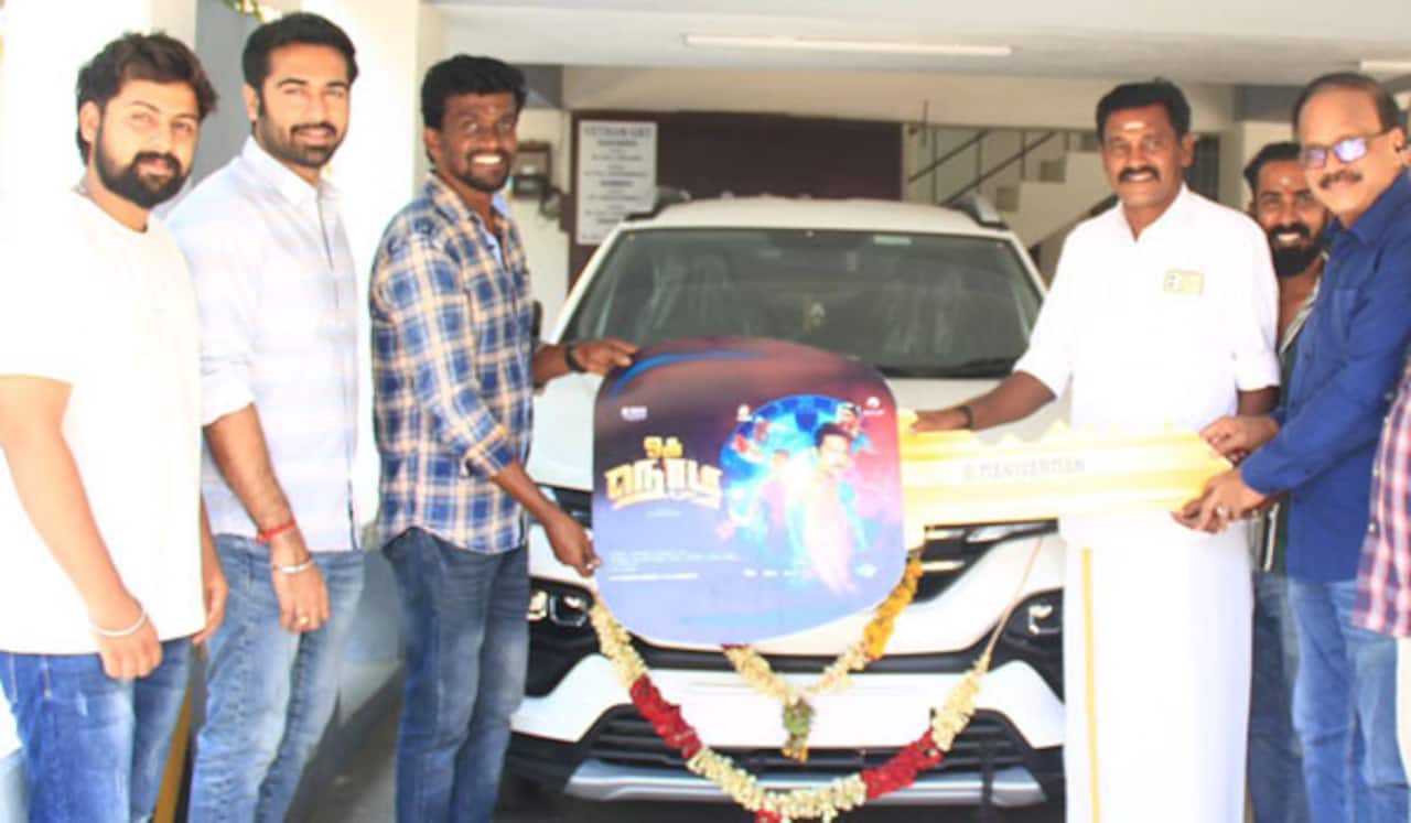 ஒரு நொடி இயக்குனருக்கு கார் பரிசளித்த தயாரிப்பாளர்