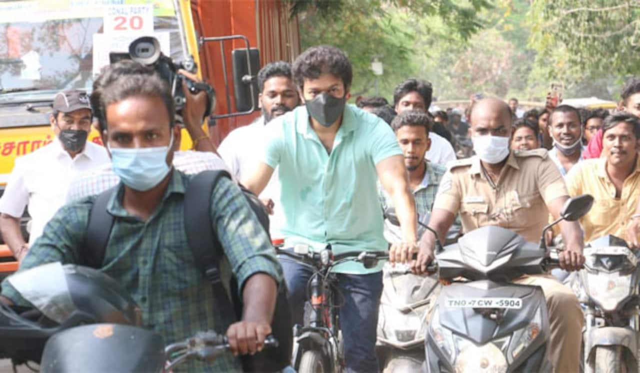 சைக்கிளில் வந்து ஓட்டளித்த விஜய் - காரணம் இது தான்