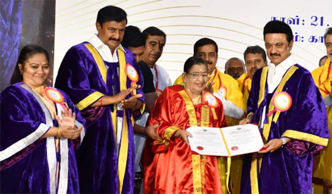 பாடகி பி.சுசீலாவுக்கு டாக்டர் பட்டம் வழங்கி கவுரவிப்பு