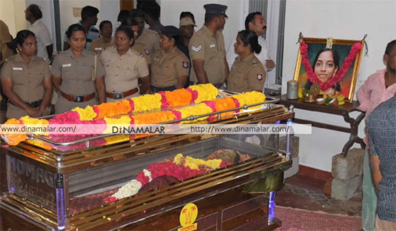 இளையராஜா மகள் பவதாரிணி உடல் : அம்மா, பாட்டி நினைவிடம் அருகே நல்லடக்கம்