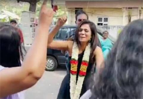 பிக்பாஸ் ரம்யா பாண்டியனுக்கு மேளதாளத்துடன் வரவேற்பு!