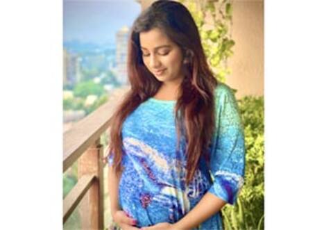 தாய்மை அடைந்த ஸ்ரேயா கோஷல்