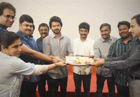 விஜய் 65 பூஜையுடன் ஆரம்பம் : ஹேண்ட்சம் லுக்கில் விஜய்