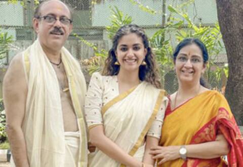 குருவாயூர் கோயிலில் கீர்த்தி சுரேஷ் சாமி தரிசனம்