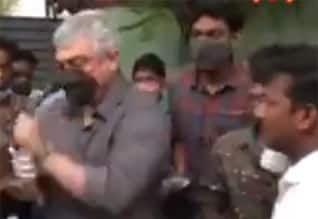 ஓட்டுச் சாவடியில் ரசிகரின் செல்போனை பறித்த அஜித் :  பின்பு மன்னிப்பும் கேட்டார்