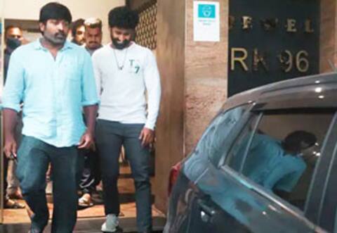 மகேந்திரன் வீட்டுக்கு சென்று வாழ்த்திய விஜய்சேதுபதி