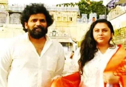 சொந்த படம் வெற்றி பெற ஏழுமலையானை தரிசித்த நமீதா