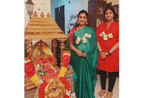 பணமாலை அணிந்து வனிதா குபேர பூஜை