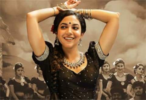 முதன் முறையாக கவர்ச்சி ஆட்டத்தில் இறங்கிய ரித்து வர்மா