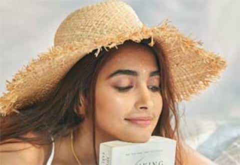 அட்ஜஸ்ட் செய்த பூஜா ஹெக்டேவுக்கு கிடைத்த எக்ஸ்ட்ரா போனஸ்