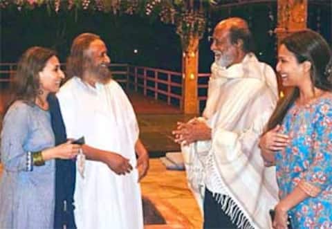 ஸ்ரீ ஸ்ரீ ரவிசங்கரை சந்தித்த ரஜினி