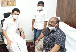 இயக்குனர் டி.பி.கஜேந்திரனிடம் முதல்வர் உடல்நலம் விசாரிப்பு