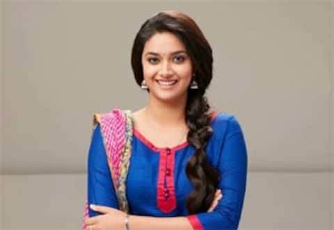 கீர்த்தி சுரேஷை காண குவிந்த ரசிகர்கள்