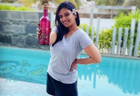 கையில் என்ன சரக்கு பாட்டிலா?  வீஜே மகேஸ்வரியை கிண்டலடிக்கும் நெட்டீசன்கள்