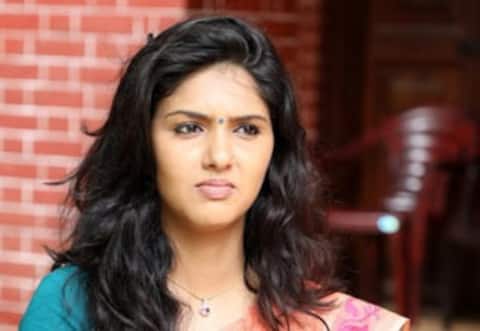 கார் மோதிய விபத்து : நடுரோட்டில் மன்னிப்பு கேட்ட ஜிவி பிரகாஷ் ஹீரோயின்