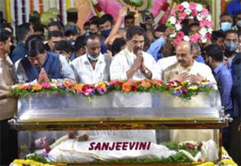அப்பா ராஜ்குமார் சமாதி அருகில் புனித் உடல் தகனம் செய்ய முடிவு - லட்சக்கணக்கான ரசிகர்கள் கண்ணீர் அஞ்சலி