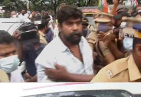 ஜகமே தந்திரம் நடிகரின் கார் கண்ணாடியை உடைத்த மறியல்காரர்கள்