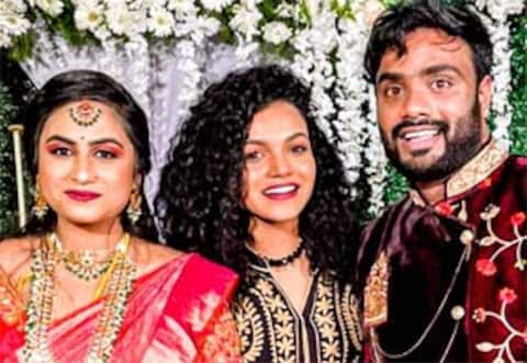 ஒரே டிவி வேற வேற சீரியல்! ரீல் டூ ரியல் ஜோடி தொடர்கிறது!