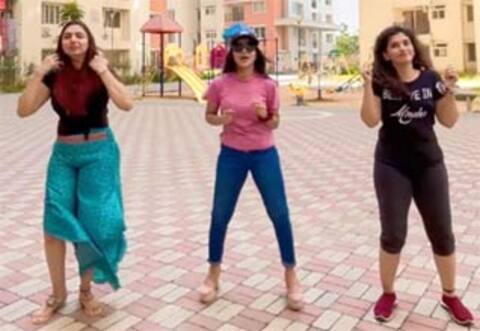 நடைபாதையில் ஆட்டம் போட்ட பவித்ரா