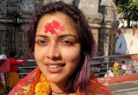 காமாக்கியா கோவிலில் தரிசனம் செய்த அமலாபால்
