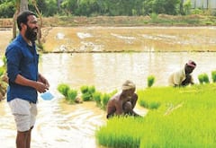 விவசாயம் செய்யும் வெற்றி மாறன்
