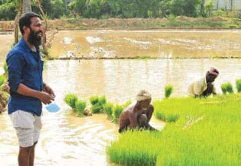 விவசாயம் செய்யும் வெற்றி மாறன்