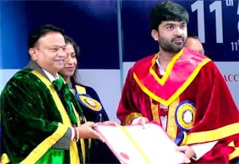 கவுரவ டாக்டர் பட்டம் பெற்றார் சிம்பு