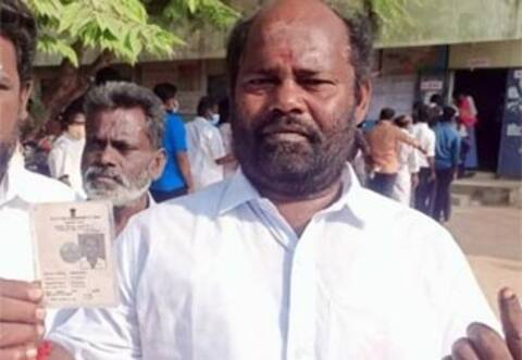 முதல் முறையாக ஓட்டளித்த ரஜினி ரசிகர்