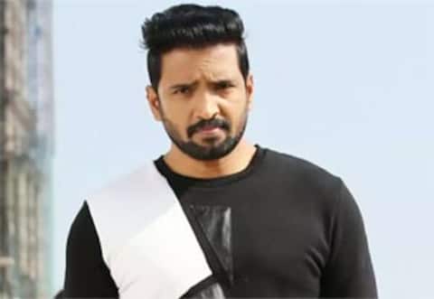 தில்லுக்கு துட்டு 3 ஆம் பாத்தில் சந்தானம் : இயக்குனர் மாற்றம்