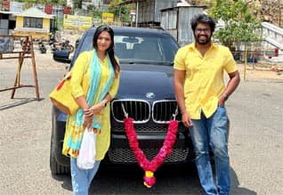 சொகுசு கார் வாங்கிய சரண்யா துராடி