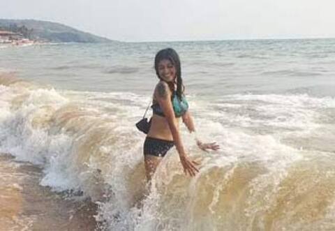 கடற்கரையில் அலைகளுடன் விளையாடிய ஓவியா